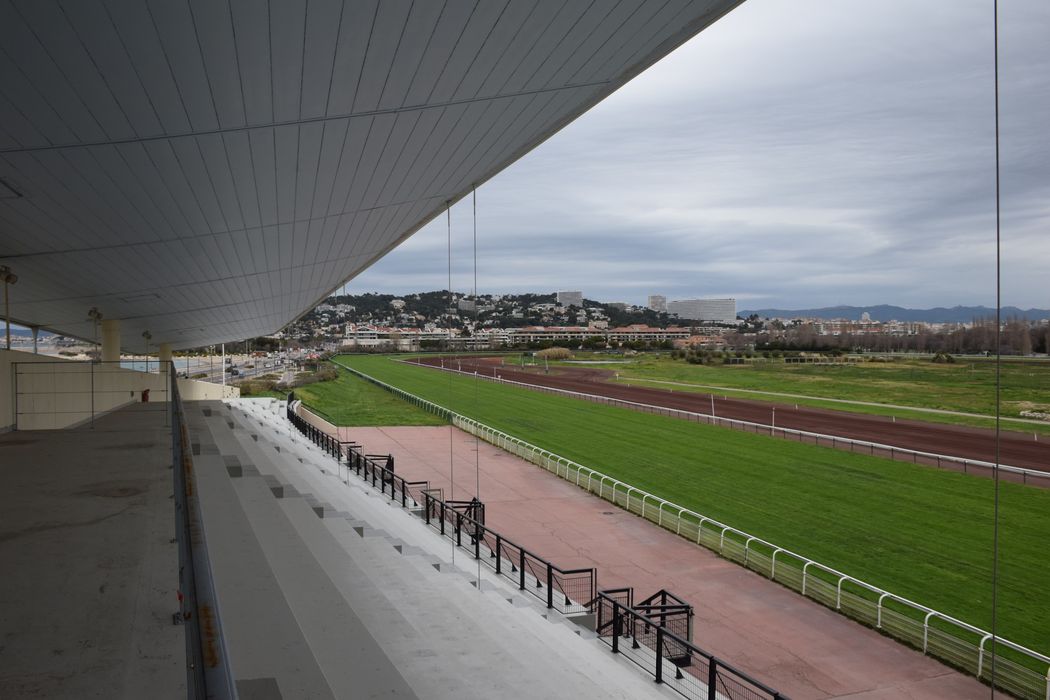 vue partielle des tribunes de l’hippodrome