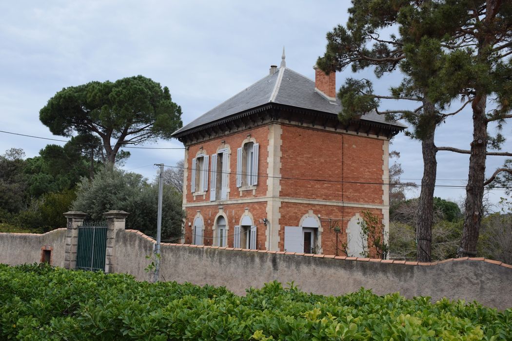 ancienne villa, façades sud et est, vue partielle