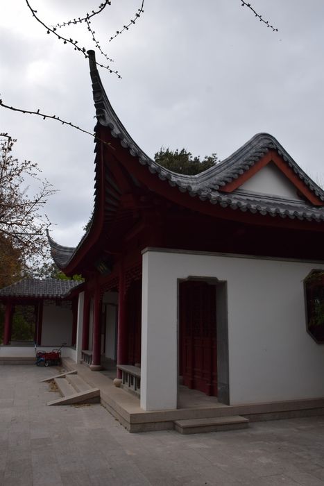 jardin chinois, vue partielle d’un pavillon