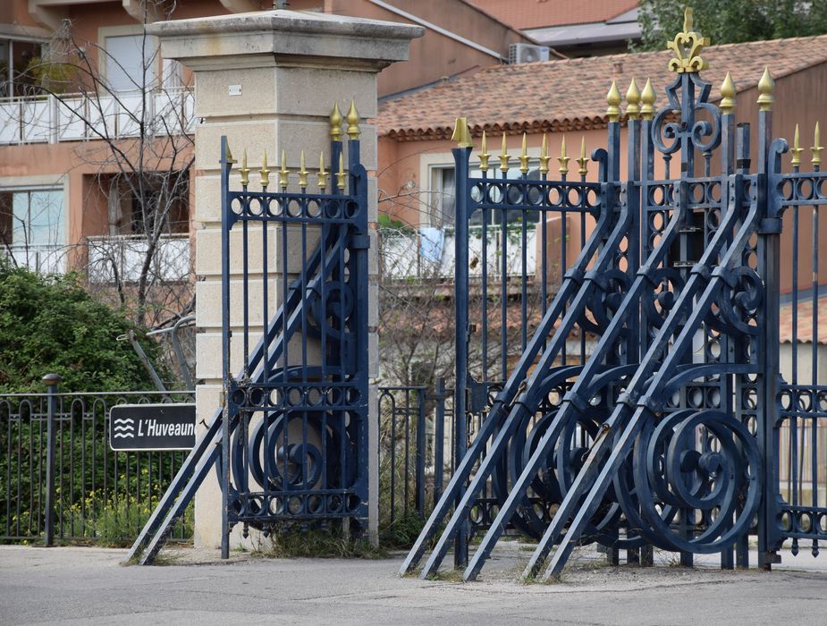grilles d’accès depuis l’avenue du Parc, vue partielle