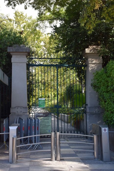grille d’accès au jardin botanique