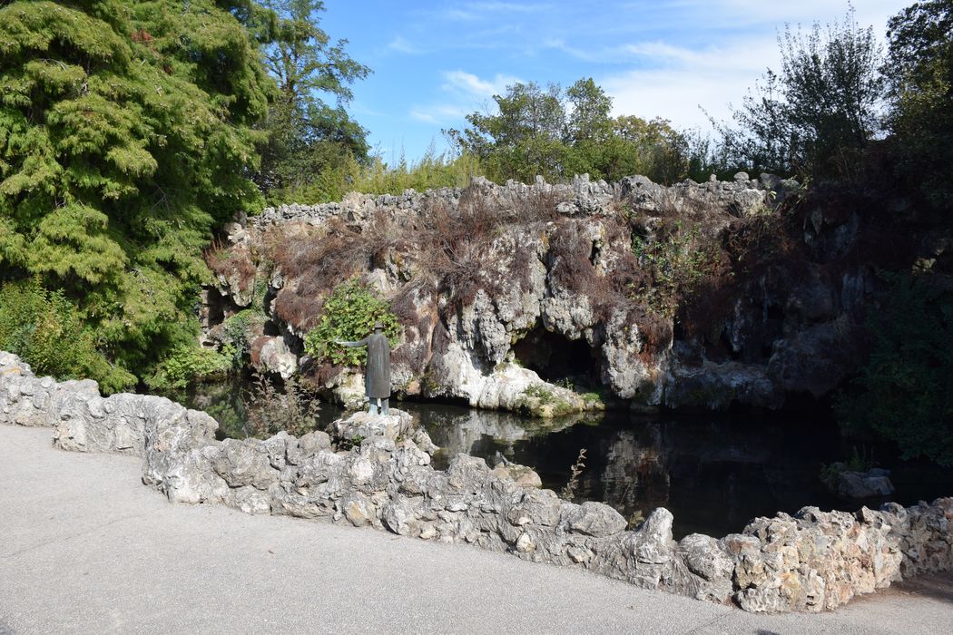 parc, enrochement et sa grotte