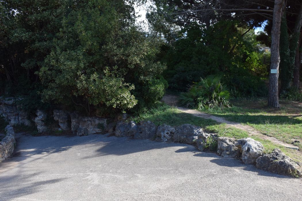 une des allées du parc à proximité de la grotte