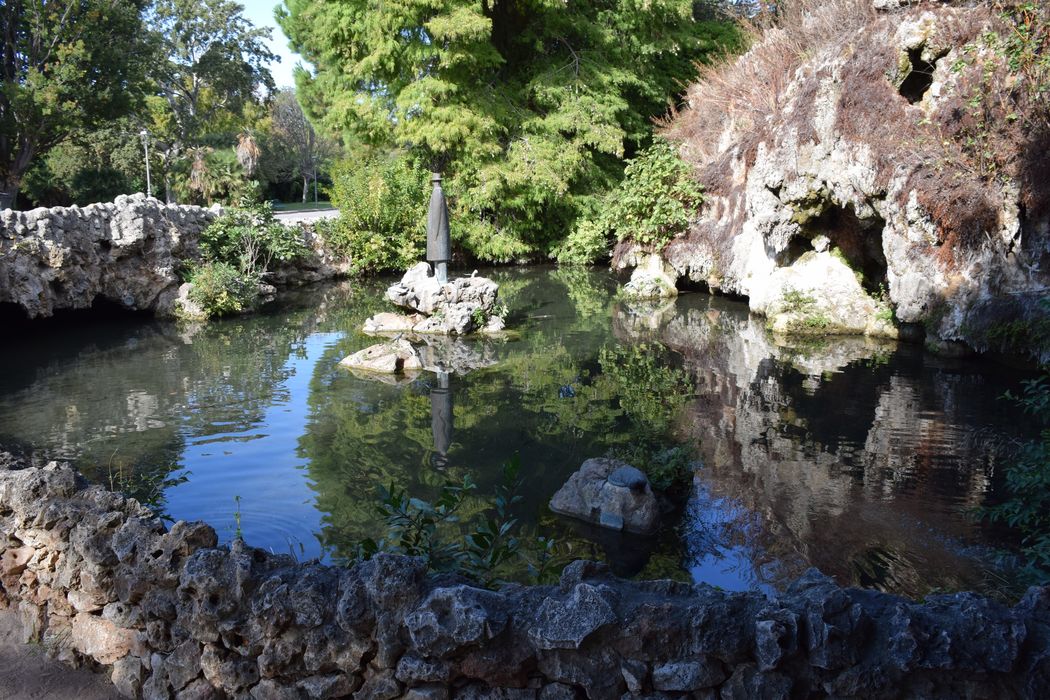 parc, enrochement et sa grotte