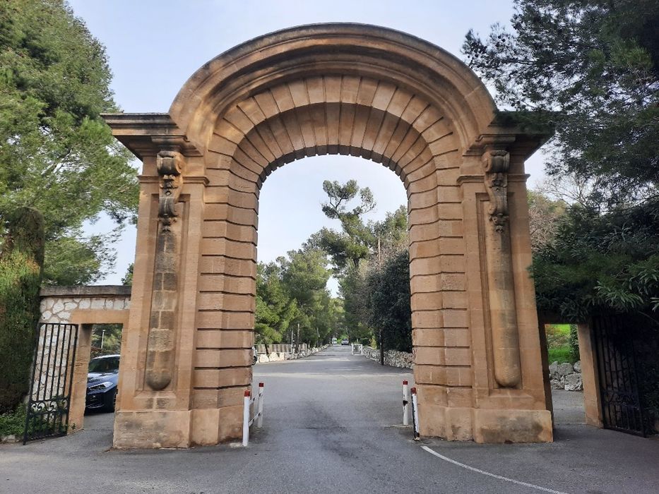 portail monumental d’accès à l’ancien domaine côté intérieur
