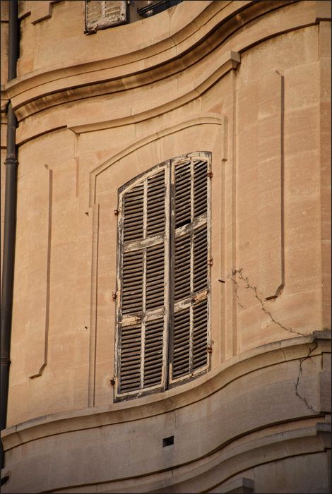 façade, détail de la courbure des baies et des moulures