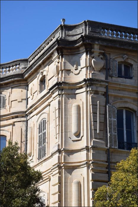 angle des façades est et sud, détail des ornements hypertrophiés