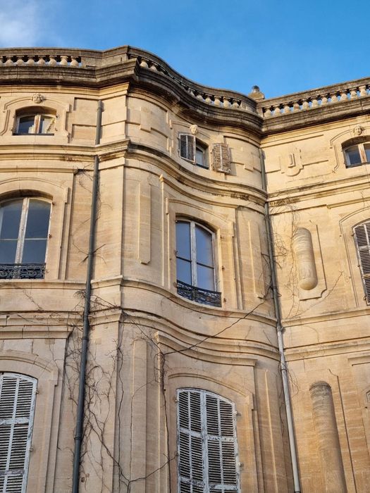 façade sud, vue partielle des lignes concave et convexe de l’avant-corps central