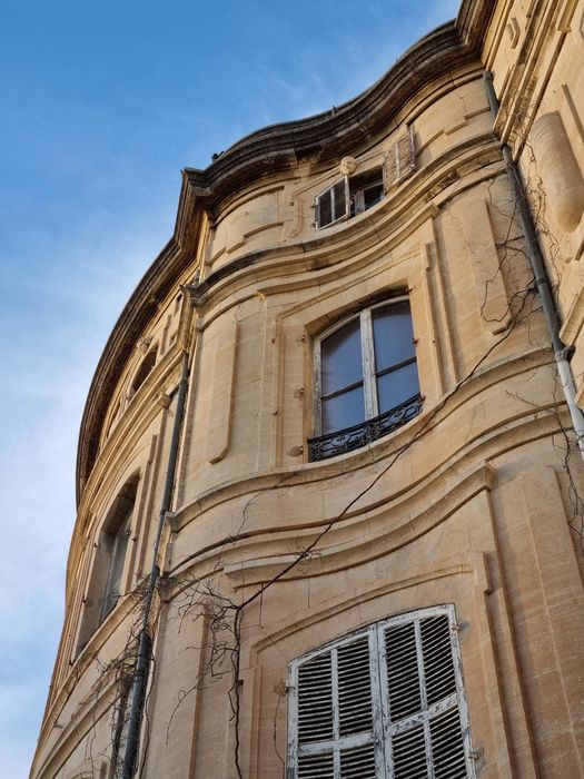 façade sud, vue partielle des lignes concave et convexe de l’avant-corps central