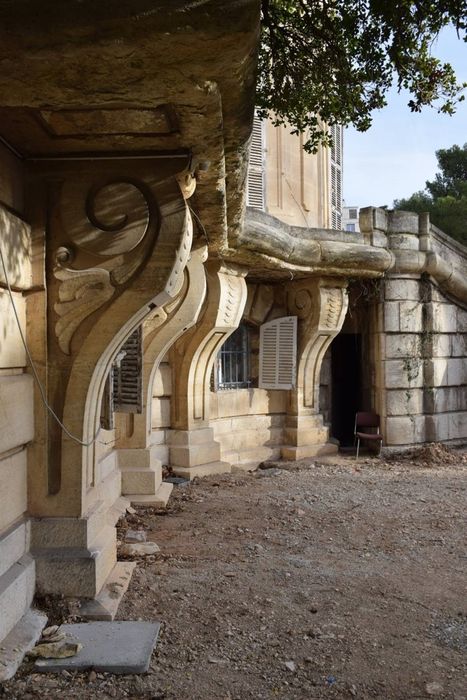 façade, consoles supportant le balcon du rez-de-chaussée