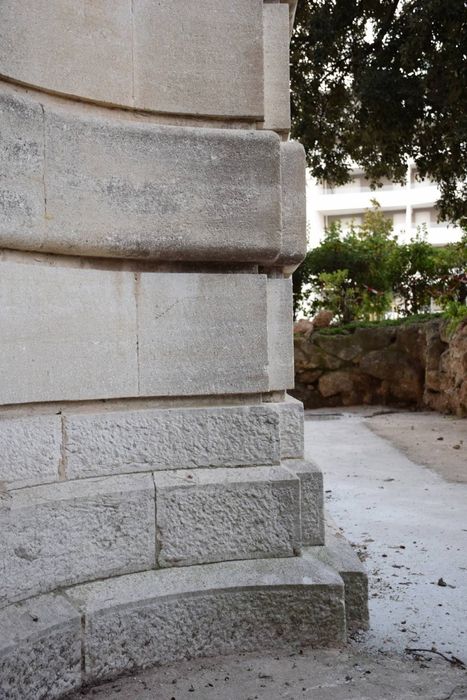 détail du traitement des assises du rez-de-jardin