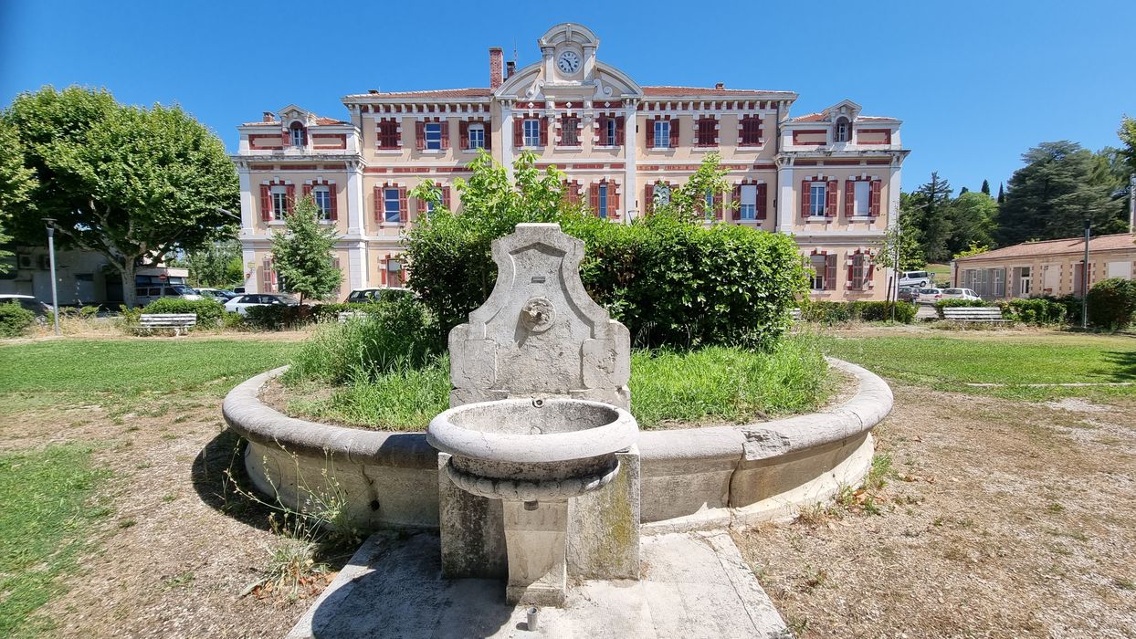 fontaine dans le jardin