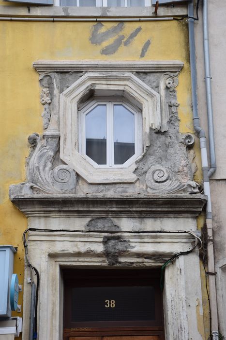 façade sur rue, porte d’accès, vue partielle