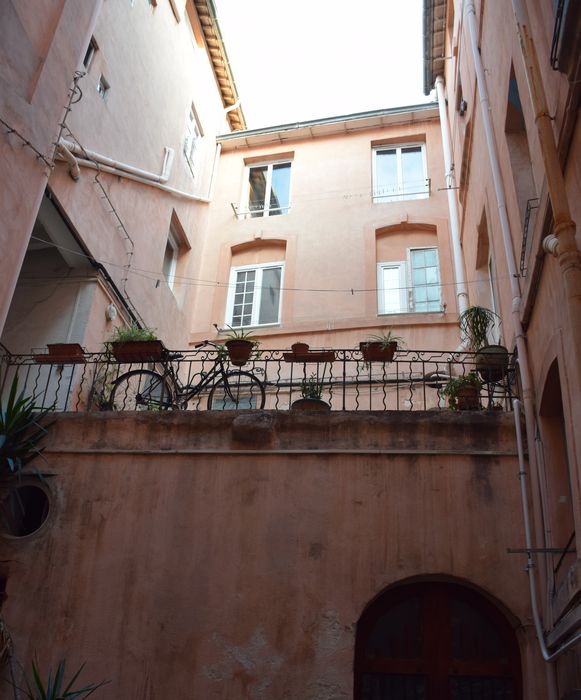 façades sur cour, vue partielle