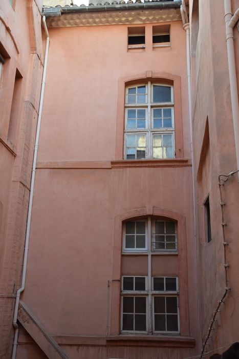 façade sur cour, vue partielle