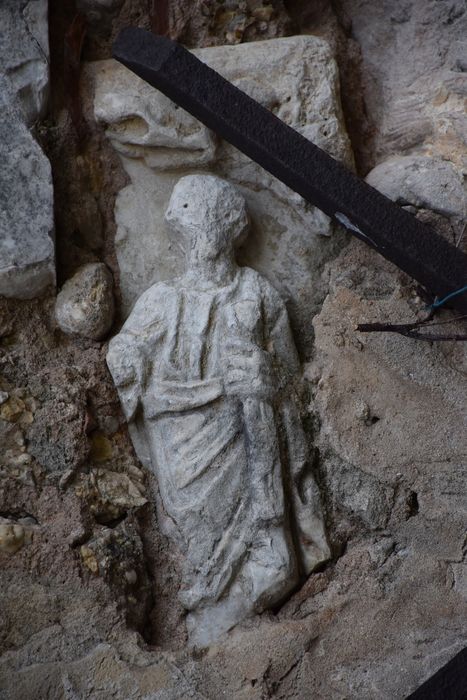 jardin, détail d’un élément en remploi dans le mur