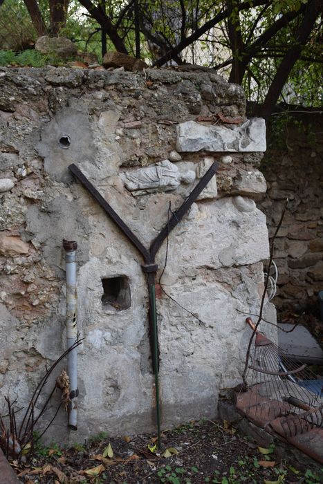 jardin, détail des éléments en remploi dans le mur