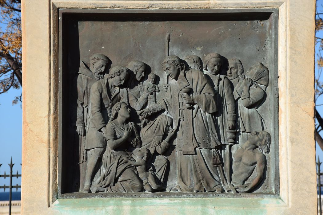 détail d’un bas-relief : Monseigneur de Belsunce donnant la communion