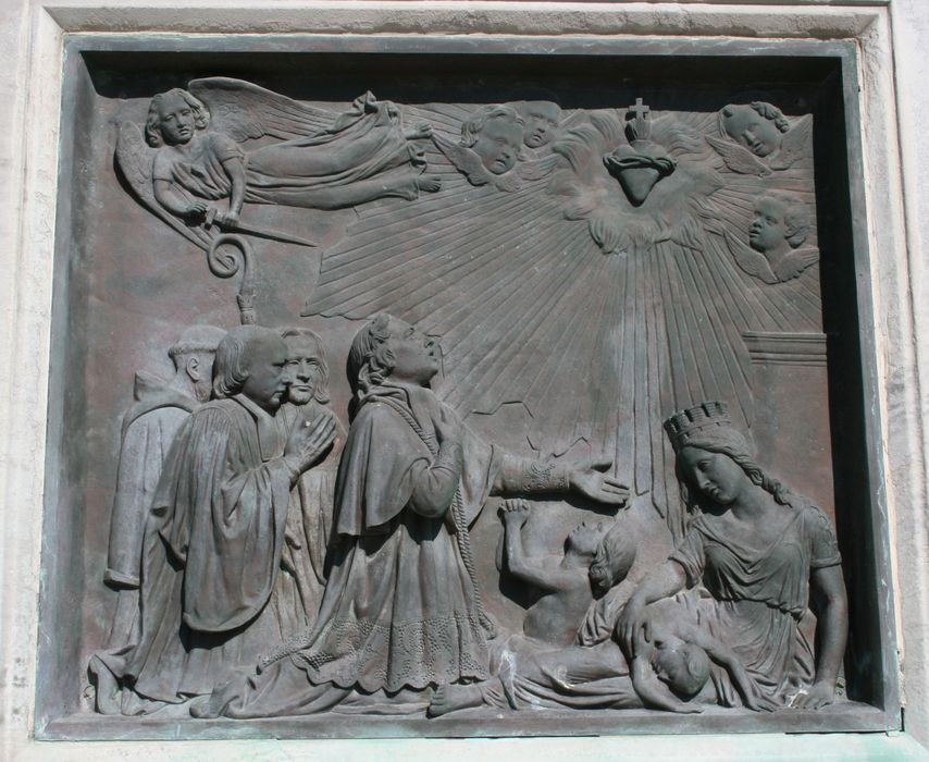 détail d’un bas-relief : Monseigneur de Belsunce intercédant auprès du Sacré-Coeur