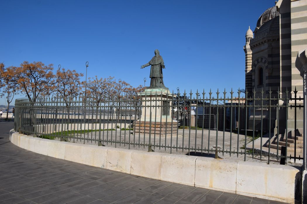 vue générale de la statue dans son environnement