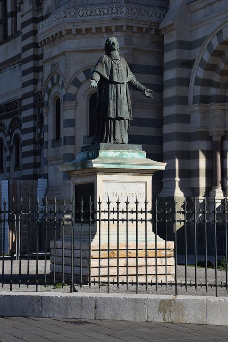 vue générale de la statue
