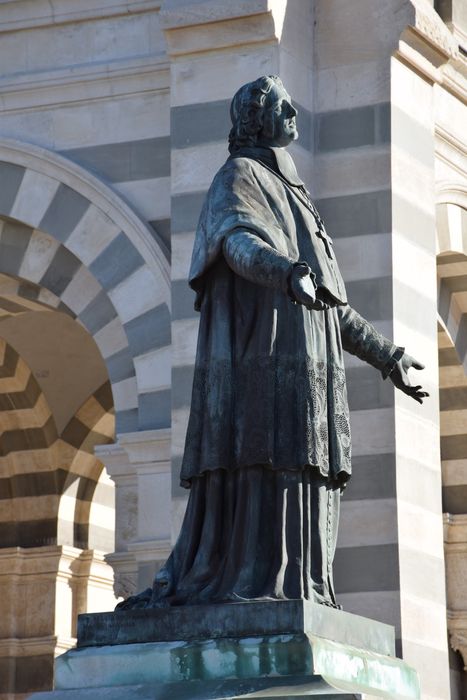vue générale de la statue, profil droit
