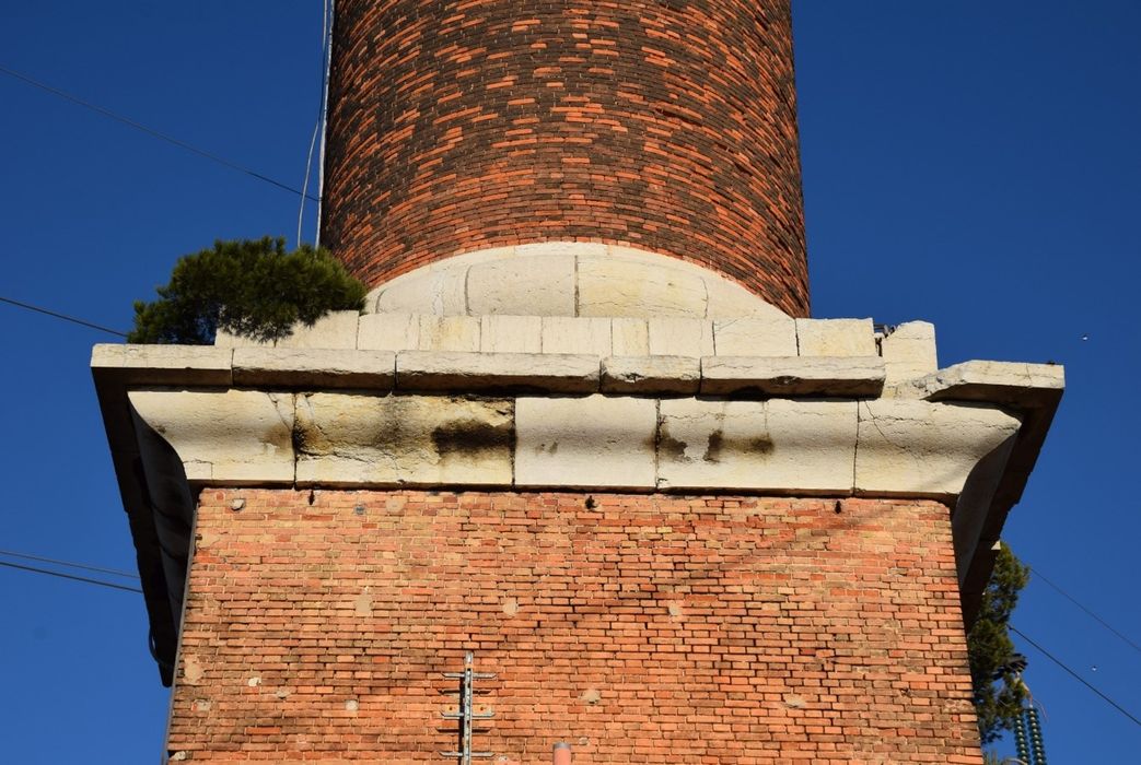 détail des maçonneries du socle monumental
