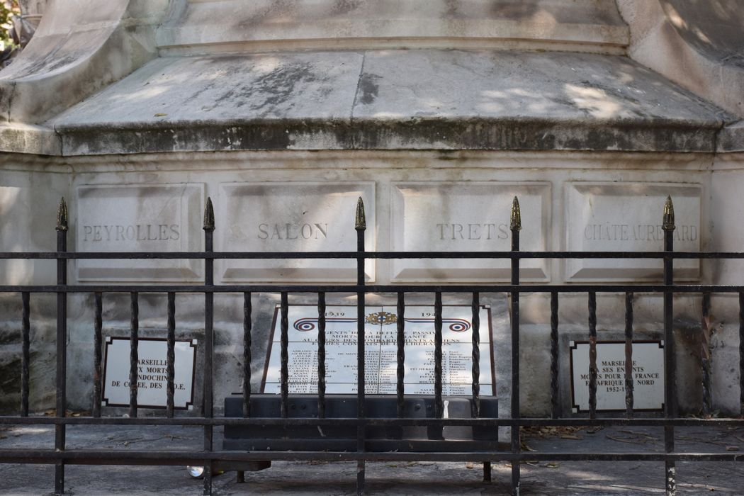 vue partielle du monument dans son environnement