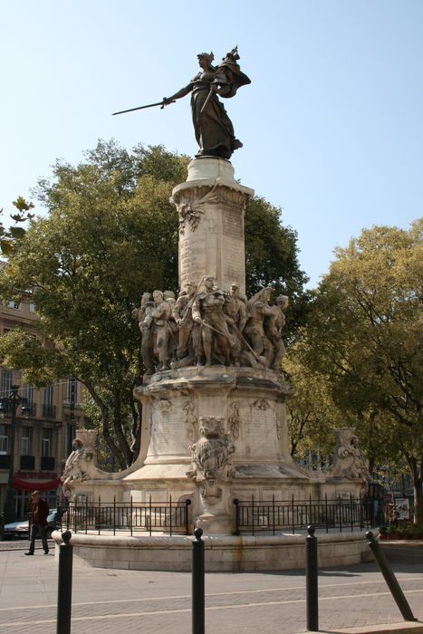 vue partielle du monument dans son environnement