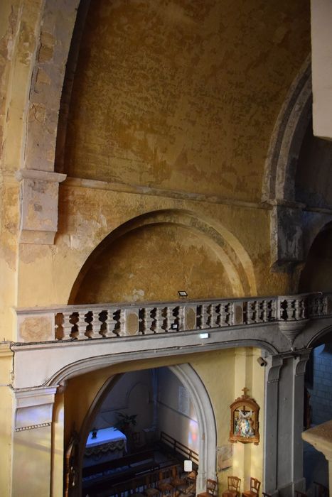 vue partielle de la balustrade encadrant la nef
