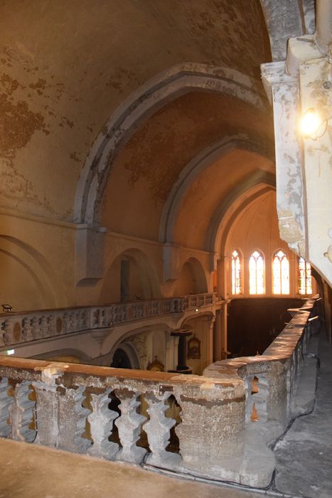 vue partielle de la balustrade encadrant la nef
