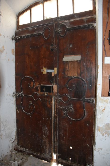 vantaux de porte sur rue (sacristie ?)