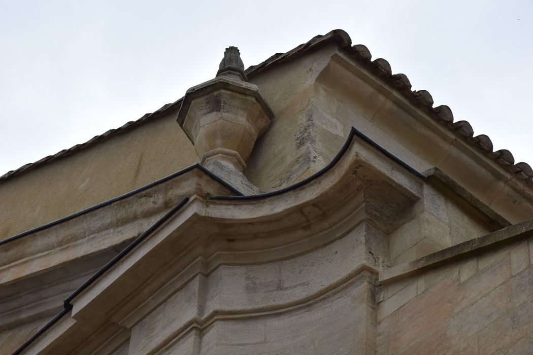 façade est, détail de la corniche