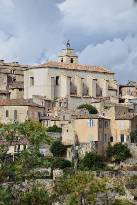 vue générale de l’église dans son environnement depuis le Sud-Ouest