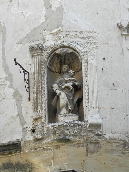 façade sur rue, détail de la niche située au-dessus de la porte d’accès
