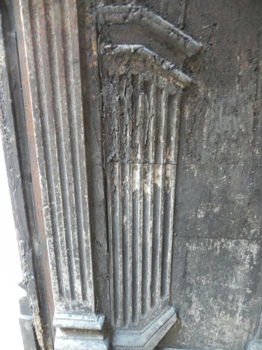 vantaux de la porte d’accès sur rue, détail du décor