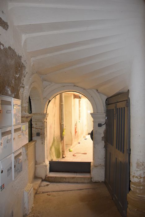 passage en direction de la cour