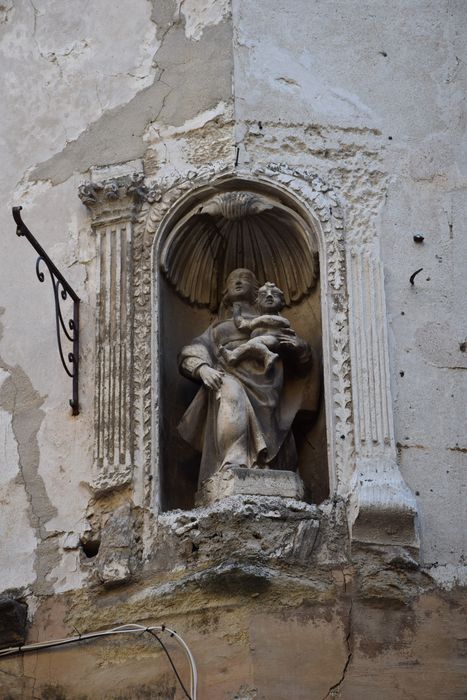 façade sur rue, détail de la niche située au-dessus de la porte d’accès