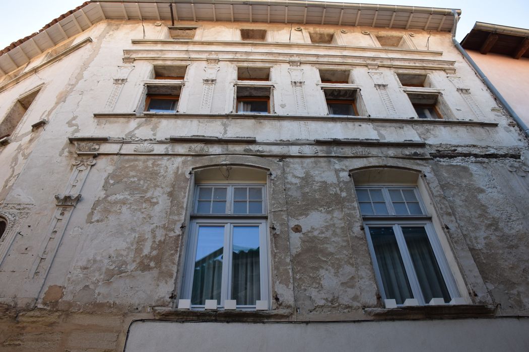 façade sur rue, vue partielle