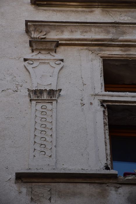 façade sur rue, détail du décor