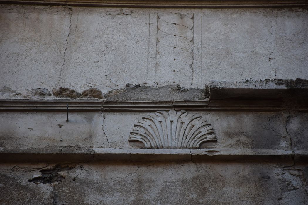 façade sur rue, détail du décor