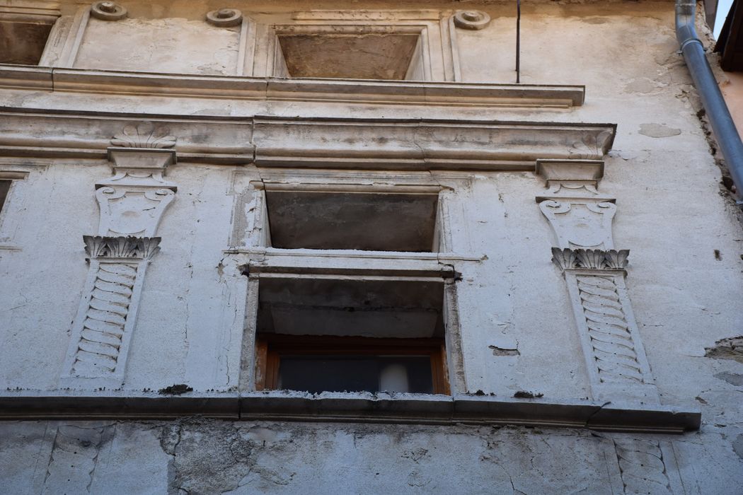 façade sur rue, détail du décor
