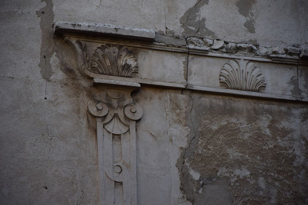façade sur rue, détail du décor
