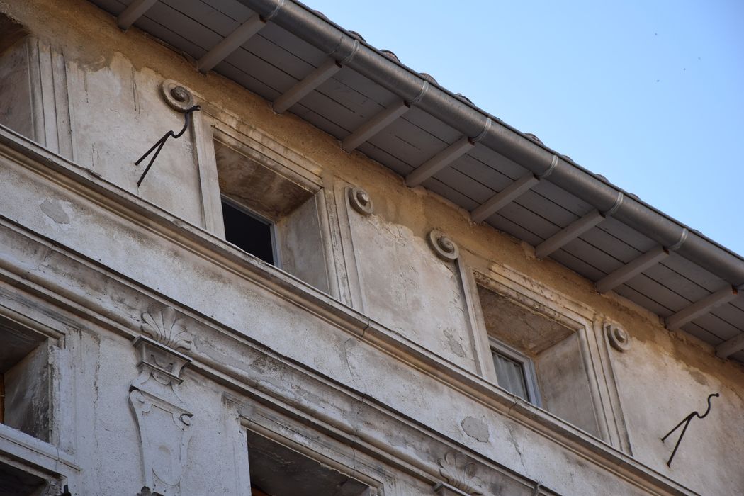 façade sur rue, détail du décor