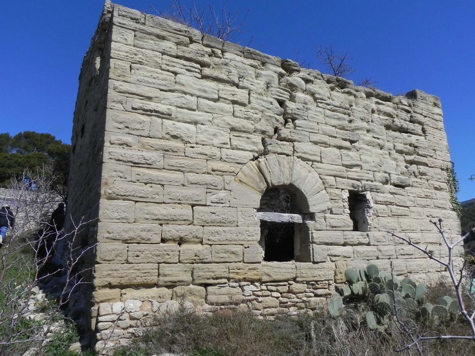 vue partielle des vestiges orientés au Sud