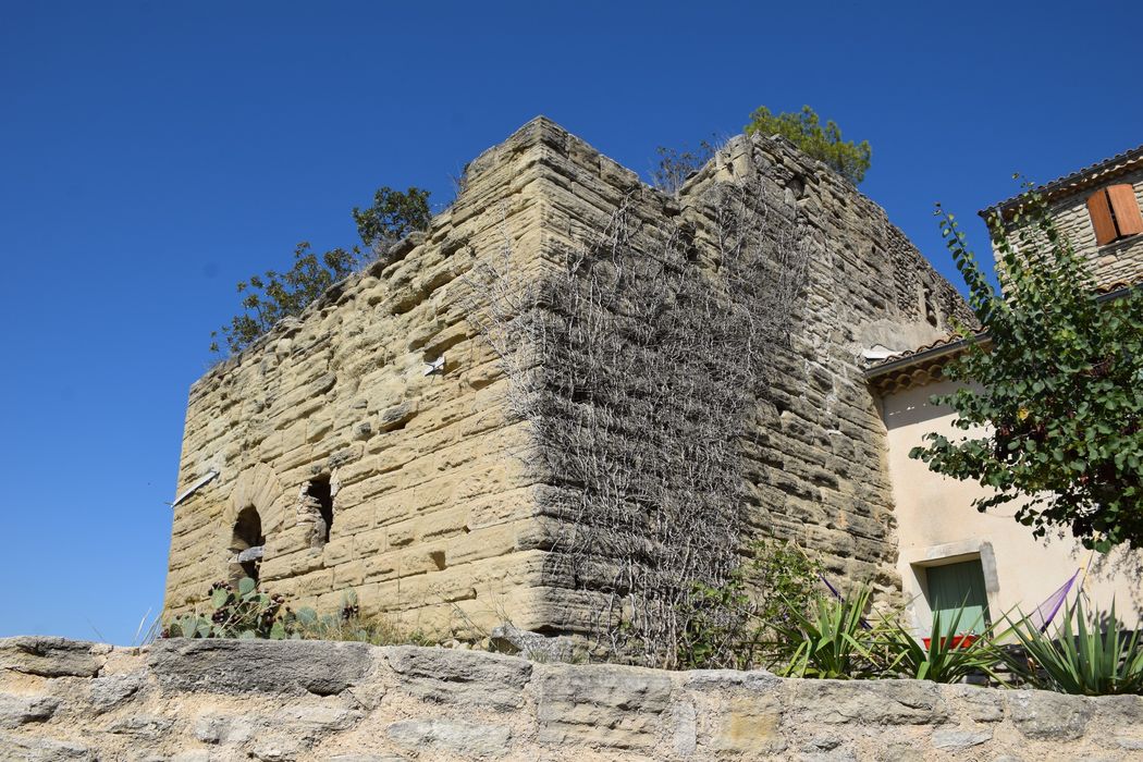 vue partielle des vestiges orientés au Sud et à l’Est