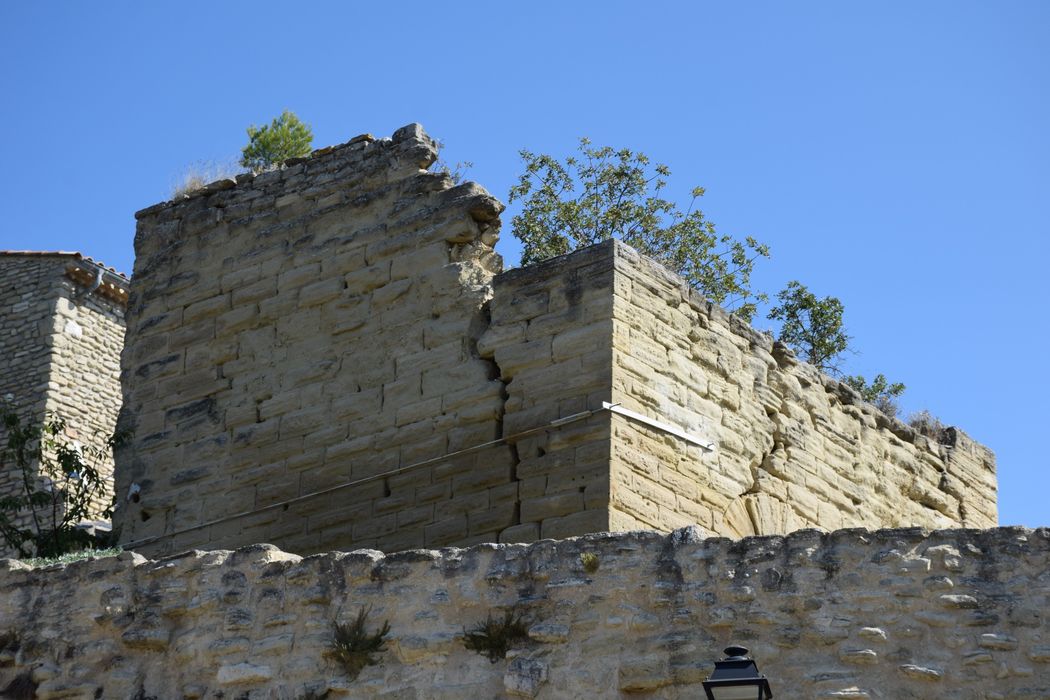 vue partielle des vestiges orientés au Sud et à l’Ouest