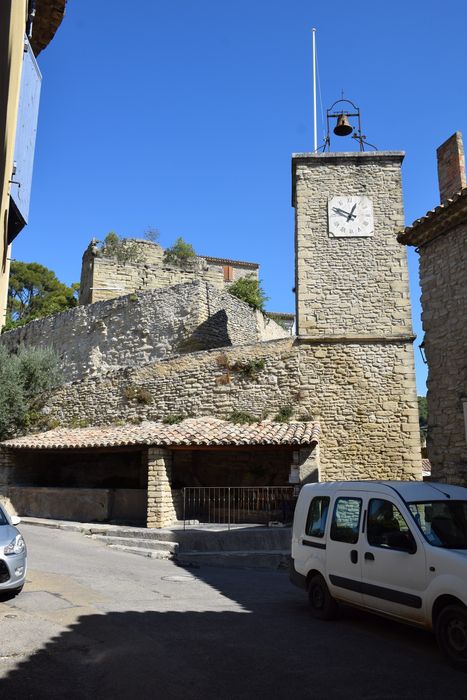 vue partielle des vestiges dans leur environnement depuis le Sud