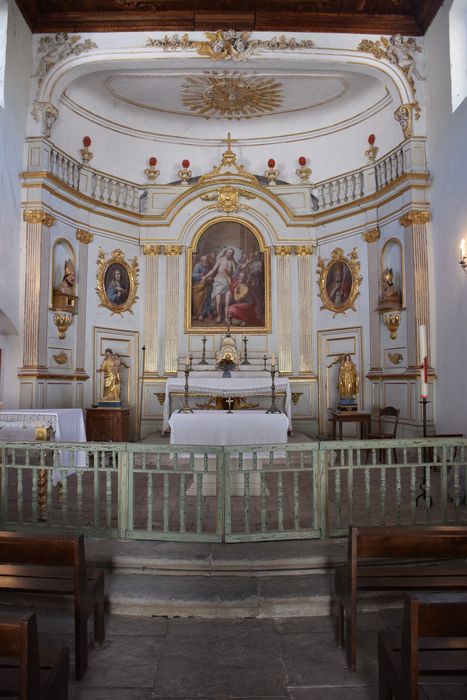Ensemble du maître-autel : autel, gradins, tabernacle et lambris de revêtement du choeur