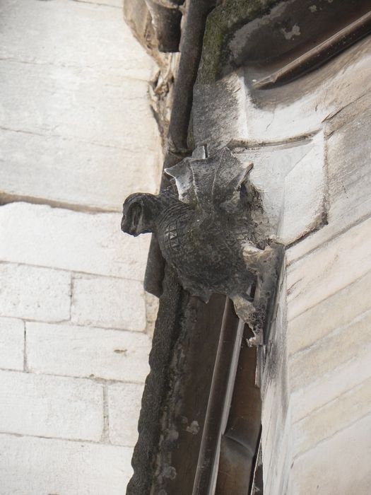 cour intérieure, façade, détail décoratif d’un culot d’une des baies